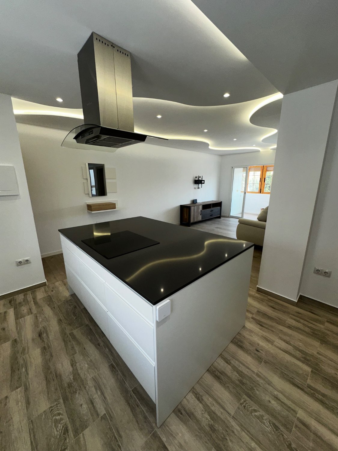 EXCLUSIVA VIVIENDA COMPLETAMENTE REFORMADA EN VELEZ MALAGA