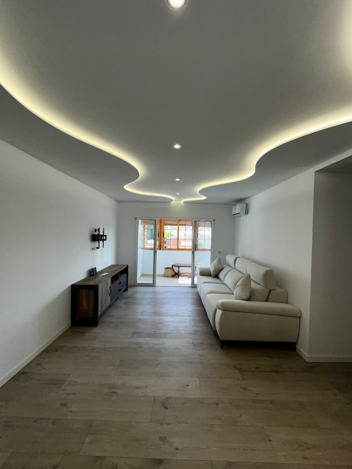 EXCLUSIVA VIVIENDA COMPLETAMENTE REFORMADA EN VELEZ MALAGA