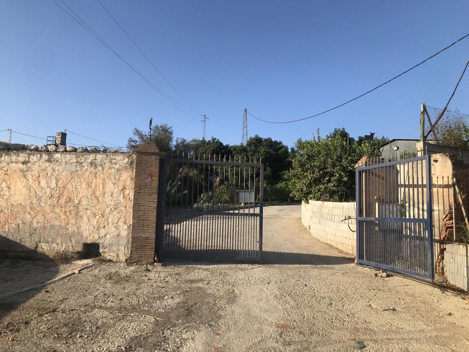 OPORTUNIDAD UNICA , FINCA CON NAVE Y CASA CON PISCINA EN VELEZ MALAGA