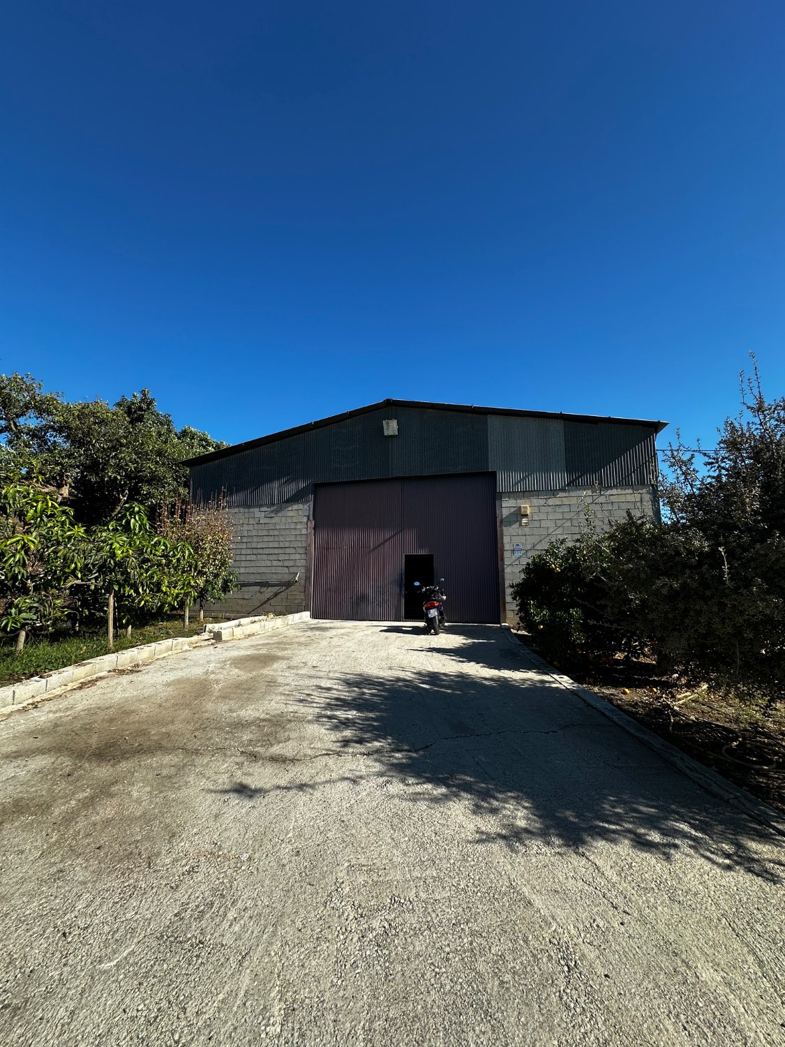 OPORTUNIDAD UNICA , FINCA CON NAVE Y CASA CON PISCINA EN VELEZ MALAGA