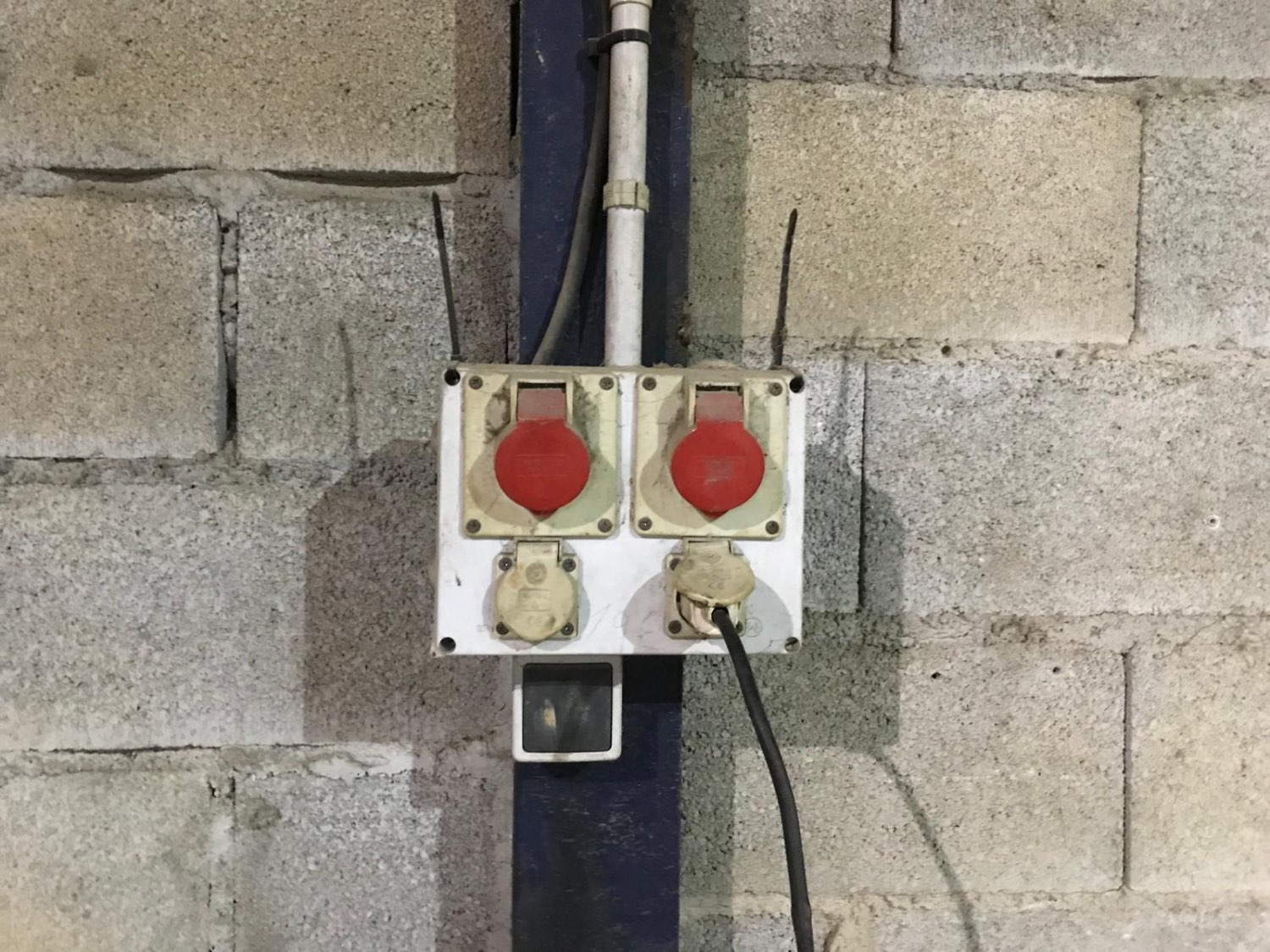 OPORTUNIDAD UNICA , FINCA CON NAVE Y CASA CON PISCINA EN VELEZ MALAGA