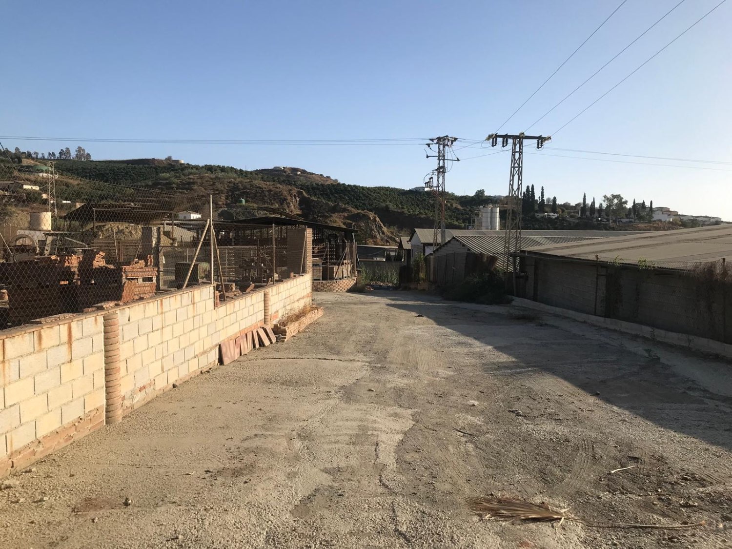 OPORTUNIDAD UNICA , FINCA CON NAVE Y CASA CON PISCINA EN VELEZ MALAGA