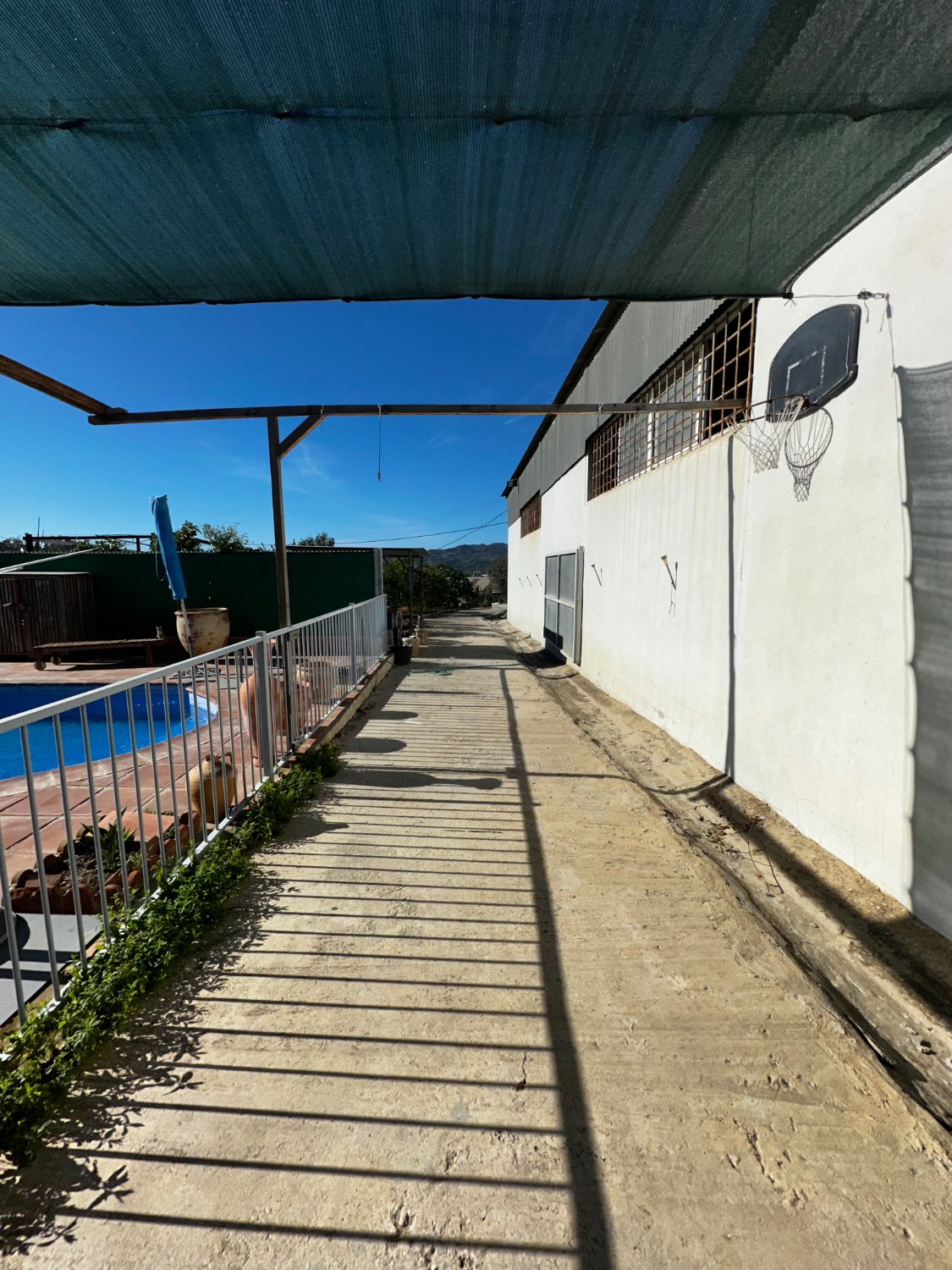 OPORTUNIDAD UNICA , FINCA CON NAVE Y CASA CON PISCINA EN VELEZ MALAGA